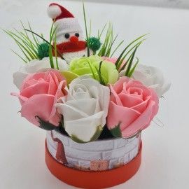 Изключителна цветна аранжировка, Коледа, 7 рози, малък снежен човек