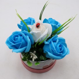 Aranjament Floral, Cutie Trandafiri,  4 Trandafiri Albastri din Sapun si unul Alb 2