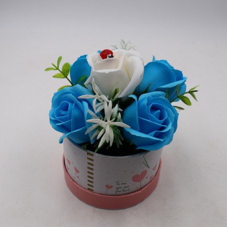 Aranjament Floral, Cutie Trandafiri,  4 Trandafiri Albastri din Sapun si unul Alb