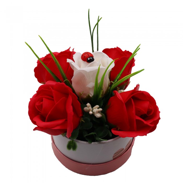            Aranjament Floral, Cutie Trandafiri,  4 Trandafiri Rosii din Sapun si unul Alb
         