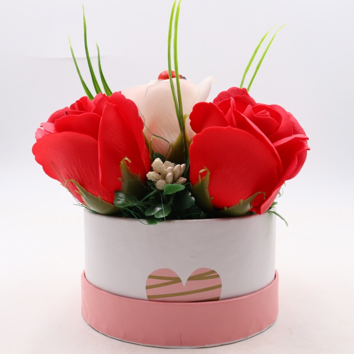            Aranjament Floral, Cutie Trandafiri,  4 Trandafiri Rosii din Sapun si unul Alb
         