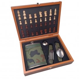 Set portabil cu joc de sah de lemn, sticla cu husa camuflaj de buzunar si ustensile camping