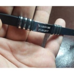 Bratara neagra cu placuta metalica gravata cu textul tau.