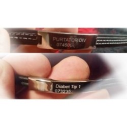 Fekete orvosi karkötő fém plakettel, amelyre az állapot megnevezése és a telefonszám van gravírozva.