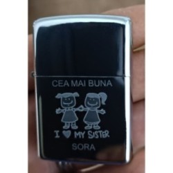 Bricheta Metalica Tip Zippo Gravata cu Textul " Cea Mai Buna Sora", 6 cm, Argintiu 2