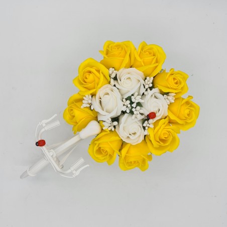 Aranjament floral trandafiri "Bicicleta cu flori zambarete", flori de sapun, galben cu alb, Dalimag, 30x17x15 cm
