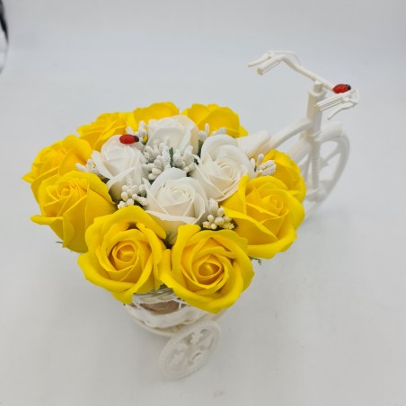 Aranjament floral trandafiri "Bicicleta cu flori zambarete", flori de sapun, galben cu alb, Dalimag, 30x17x15 cm