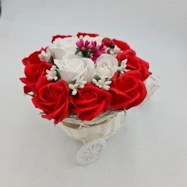 Aranjament floral trandafiri "Bicicleta cu flori zambarete", flori de sapun, rosu cu alb, Dalimag, 30x17x15 cm 2