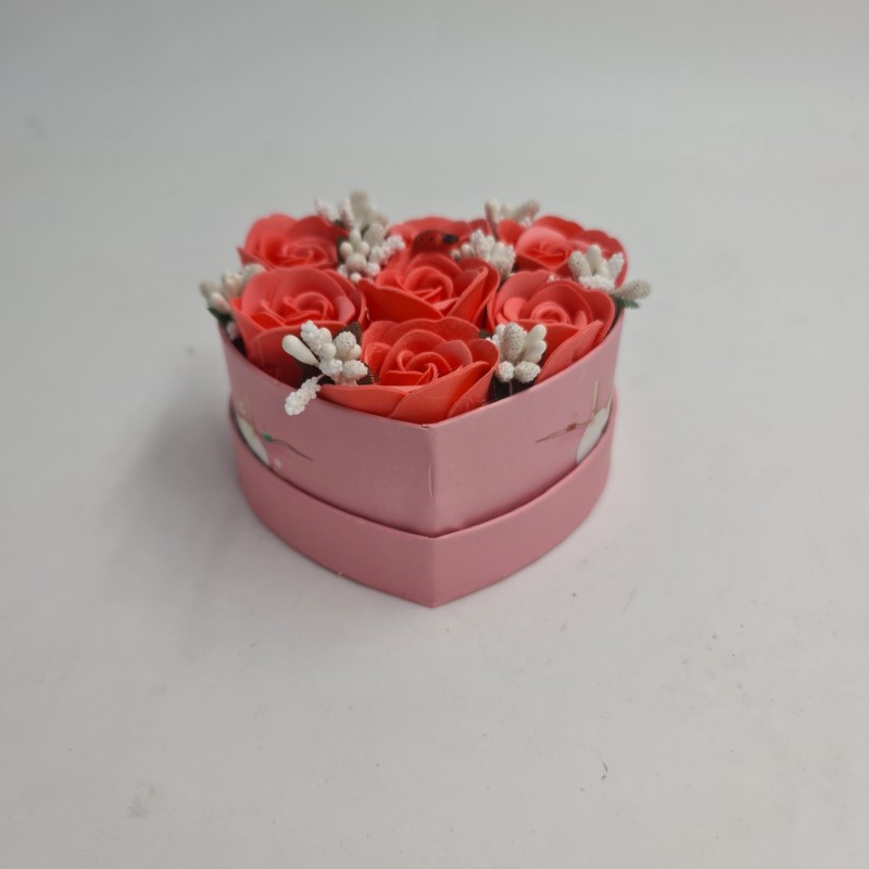            Aranjament floral 7 trandafirii cutie inima , flori de sapun, rosu cu alb, 11x9x6 cm
         
