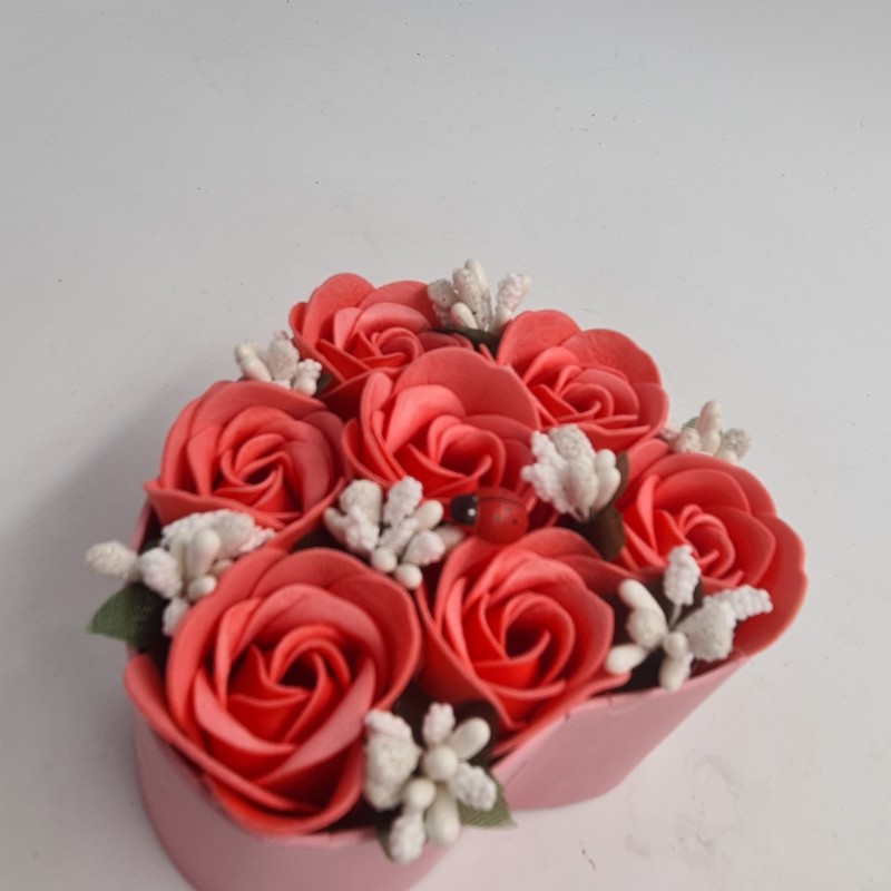           Aranjament floral 7 trandafirii cutie inima , flori de sapun, rosu cu alb, 11x9x6 cm
         