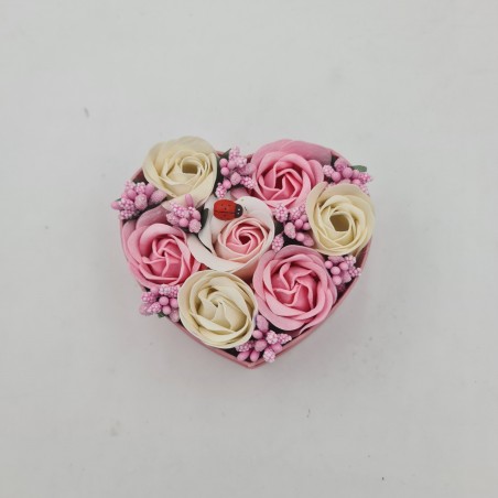 Aranjament floral 7 trandafirii cutie inima , flori de sapun, alb, roz, 11x9x6 cm