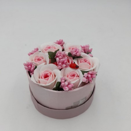 Aranjament floral 7 trandafiri cutie rotunda, flori de sapun, alb roz, 11x9x6 cm