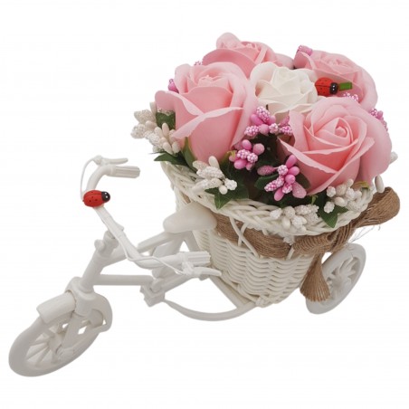 Személyre szabott, gravírozott virágkompozíció a te szövegeddel, rózsákkal „Mosolygó virágos bicikli”, szappanvirágok, 22x15x12 
