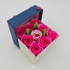Флорален аранжимент с 9 сапунени рози в кутия, червено, розово