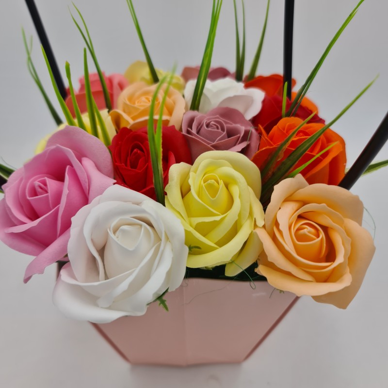            Aranjament floral deosebit 15 trandafiri cutie roz, flori de sapun
         
