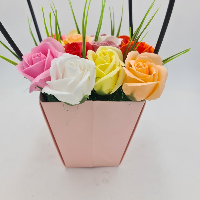            Aranjament floral deosebit 15 trandafiri cutie roz, flori de sapun
         