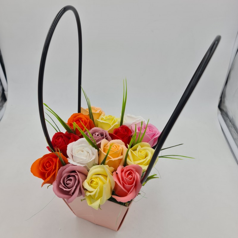            Aranjament floral deosebit 15 trandafiri cutie roz, flori de sapun
         