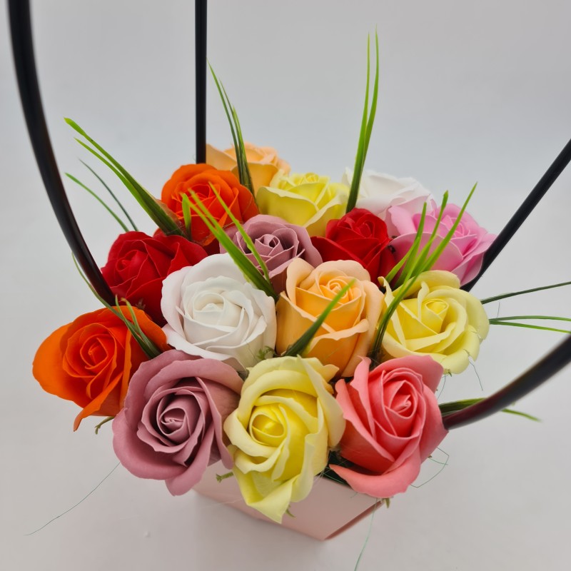            Aranjament floral deosebit 15 trandafiri cutie roz, flori de sapun
         