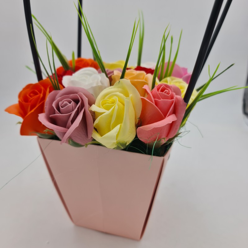            Aranjament floral deosebit 15 trandafiri cutie roz, flori de sapun
         